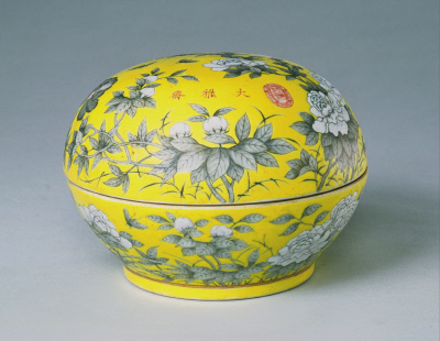 图片[1]-Yellow ground ink colored butterfly pattern cover box-China Archive